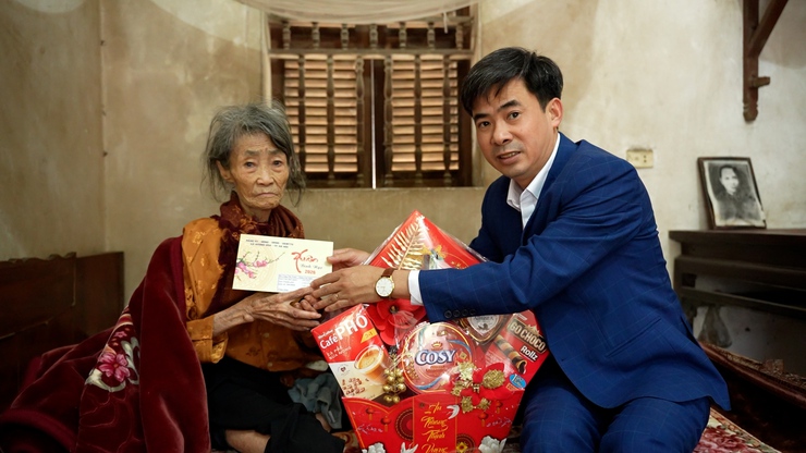 Đồng chí Chủ tịch UBND xã Dương Hoà thăm, chúc Tết người cao tuổi tròn 100 tuổi , trên 100 tuổi và gia đình chính sách trên địa bàn xã- Ảnh 4.