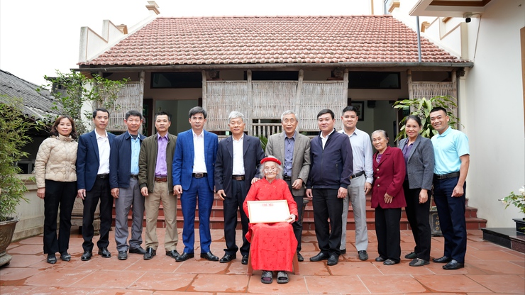 Đồng chí Chủ tịch UBND xã Dương Hoà thăm, chúc Tết người cao tuổi tròn 100 tuổi , trên 100 tuổi và gia đình chính sách trên địa bàn xã- Ảnh 5.