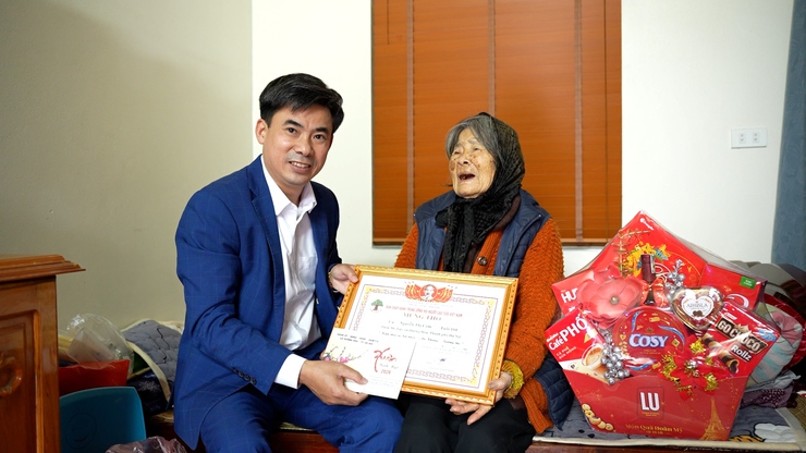 Đồng chí Chủ tịch UBND xã Dương Hoà thăm, chúc Tết người cao tuổi tròn 100 tuổi , trên 100 tuổi và gia đình chính sách trên địa bàn xã- Ảnh 6.