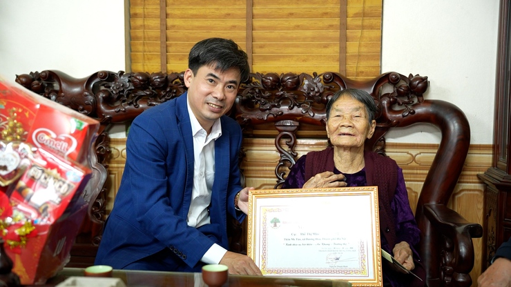 Đồng chí Chủ tịch UBND xã Dương Hoà thăm, chúc Tết người cao tuổi tròn 100 tuổi , trên 100 tuổi và gia đình chính sách trên địa bàn xã- Ảnh 7.