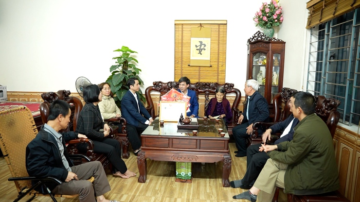 Đồng chí Chủ tịch UBND xã Dương Hoà thăm, chúc Tết người cao tuổi tròn 100 tuổi , trên 100 tuổi và gia đình chính sách trên địa bàn xã- Ảnh 1.