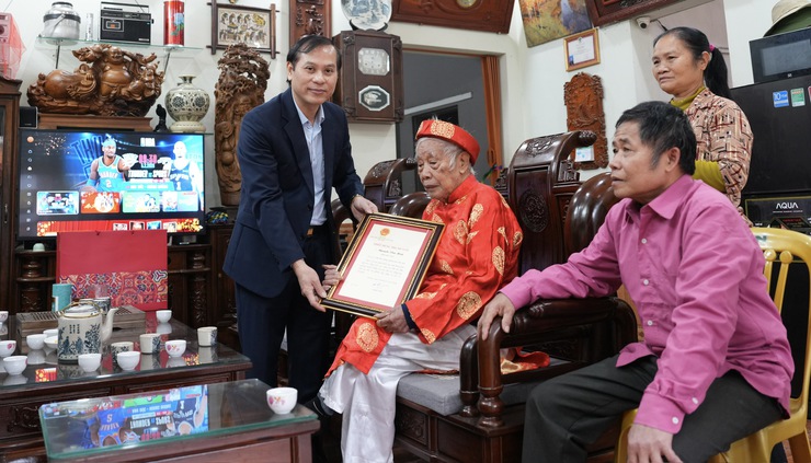 Xã Sơn Đồng thăm hỏi, chúc Tết Bính Ngọ năm 2026 người cao tuổi, người có công với cách mạng tiêu biểu- Ảnh 6.