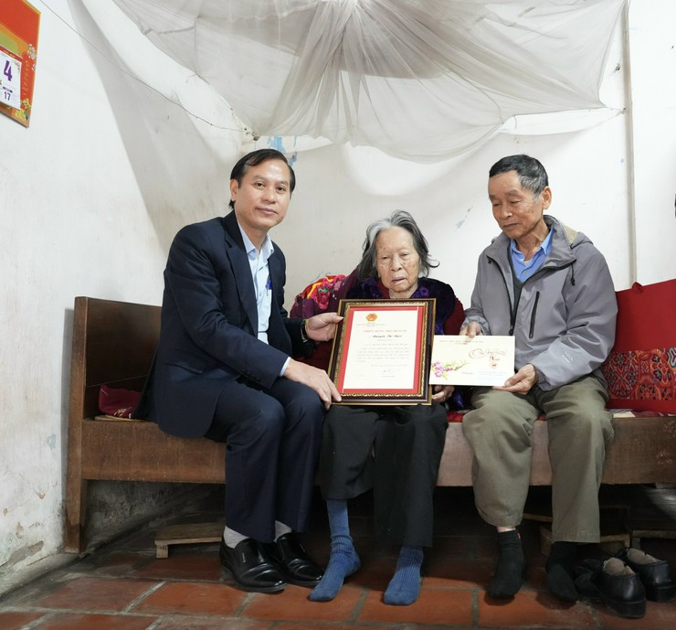 Xã Sơn Đồng thăm hỏi, chúc Tết Bính Ngọ năm 2026 người cao tuổi, người có công với cách mạng tiêu biểu- Ảnh 7.