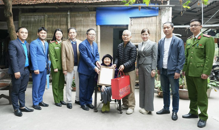 Xã Sơn Đồng thăm hỏi, chúc Tết Bính Ngọ năm 2026 người cao tuổi, người có công với cách mạng tiêu biểu- Ảnh 3.