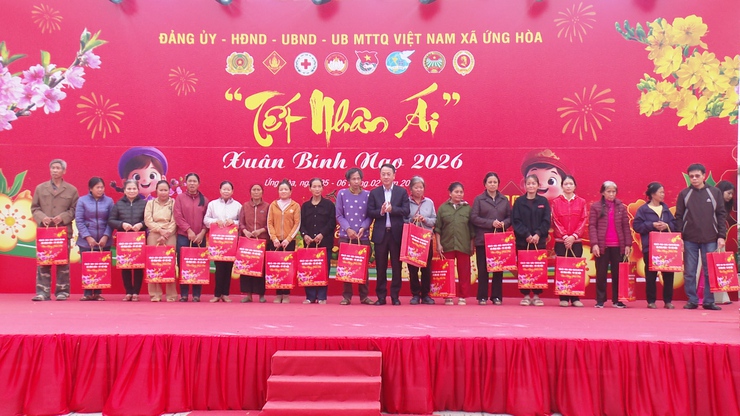 ỨNG HÒA: HƠN 800 HỘ ĐƯỢC NHẬN QUÀ TẠI CHƯƠNG TRÌNH "TẾT NHÂN ÁI" XUÂN BÍNH NGỌ 2026.- Ảnh 3.