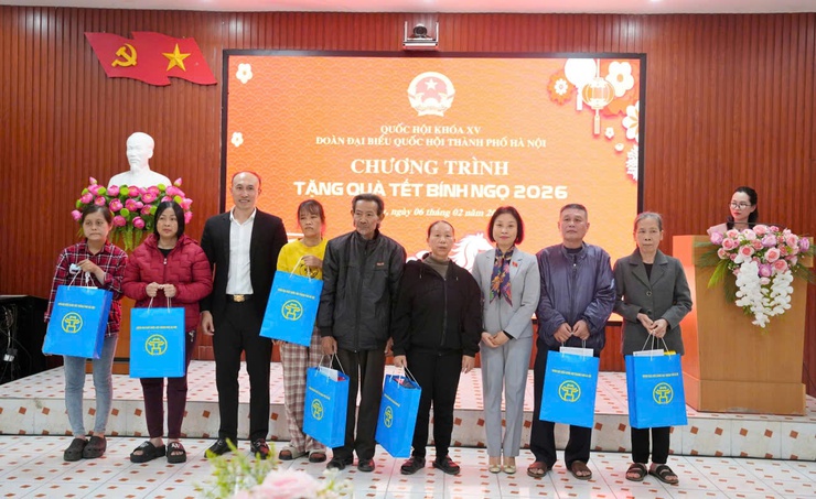 Đoàn đại biểu Quốc hội thành phố Hà Nội tặng quà Tết Bính Ngọ 2026 tại 3 xã, phường: Sơn Tây, Tùng Thiện, Đoài Phương- Ảnh 2.