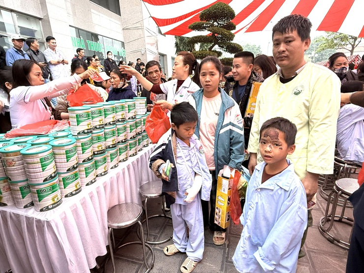 Xuân ấm áp từ những phiên chợ “0 đồng” tại Bệnh viện đa khoa Ba Vì- Ảnh 1.