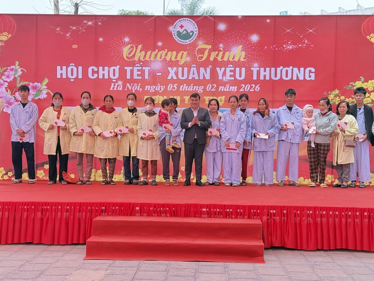 Xuân ấm áp từ những phiên chợ “0 đồng” tại Bệnh viện đa khoa Ba Vì- Ảnh 2.