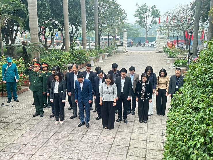 Phường Long Biên tổ chức viếng nghĩa trang Liệt sĩ Kim Sơn, Yên Viên nhân dịp Tết nguyên đán Bính Ngọ 2026- Ảnh 1.