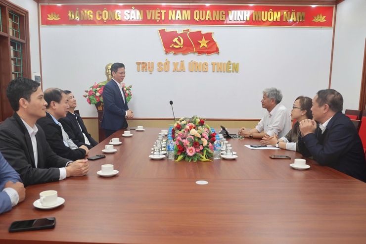 Đại diện Hội thánh Tin lành Việt Nam (miền Bắc) thăm, chúcTết lãnh đạo, Nhân dân xã Ứng Thiên- Ảnh 2.