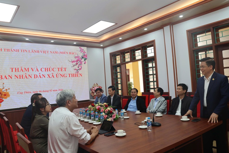 Đại diện Hội thánh Tin lành Việt Nam (miền Bắc) thăm, chúcTết lãnh đạo, Nhân dân xã Ứng Thiên- Ảnh 3.