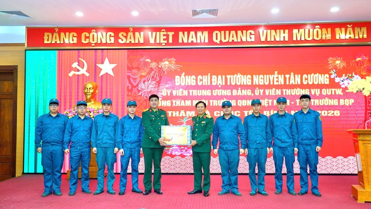 Đại tướng Nguyễn Tân Cương thăm và chúc Tết Bính Ngọ 2026 tại phường Từ Liêm- Ảnh 4.