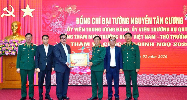 Đại tướng Nguyễn Tân Cương thăm và chúc Tết Bính Ngọ 2026 tại phường Từ Liêm- Ảnh 3.