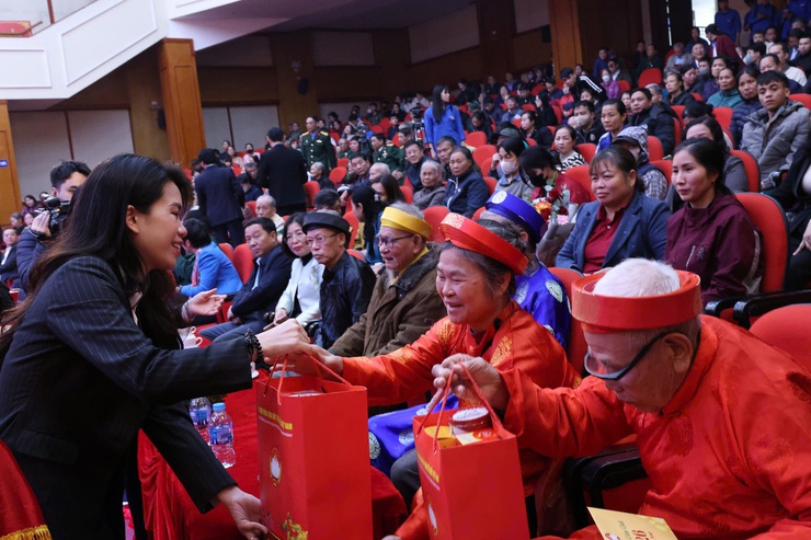 Ấm áp, nghĩa tình - Chương trình "Xuân nhân ái - Tết sẻ chia" tại xã Thường Tín- Ảnh 13.