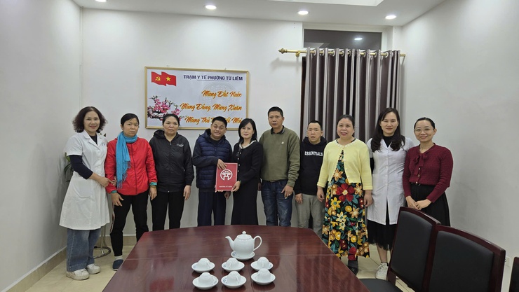 Ủy ban nhân dân phường Từ Liêm trao tặng quà Tết cho các đối tượng an sinh xã hội nhân dịp Tết Nguyên đán Bính Ngọ 2026- Ảnh 1.