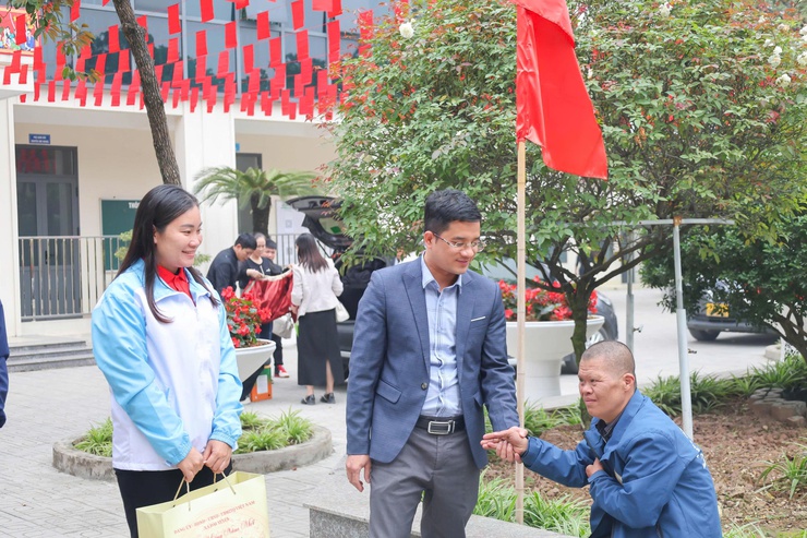 UBND xã Đại Xuyên tổ chức thăm, tặng quà các đối tượng chính sách, người yếu thế tại các Trung tâm chăm sóc đặc biệt- Ảnh 6.