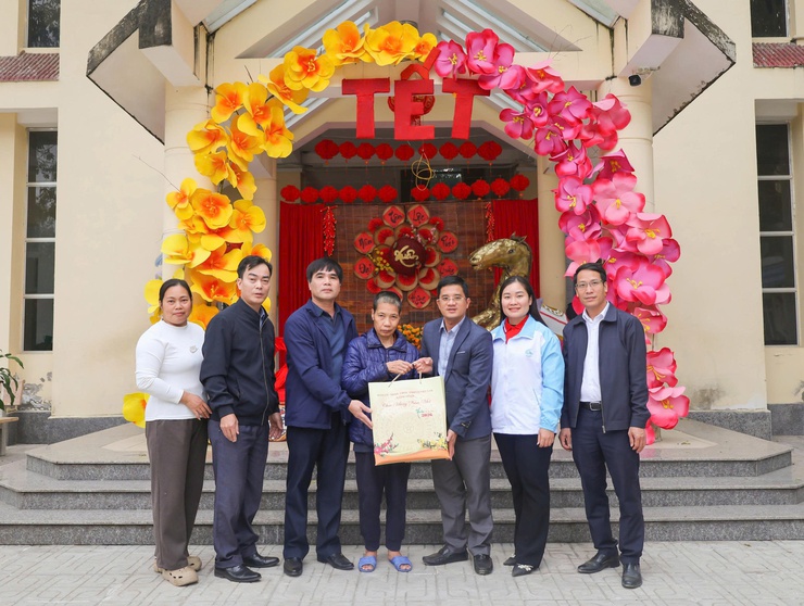 UBND xã Đại Xuyên tổ chức thăm, tặng quà các đối tượng chính sách, người yếu thế tại các Trung tâm chăm sóc đặc biệt- Ảnh 3.