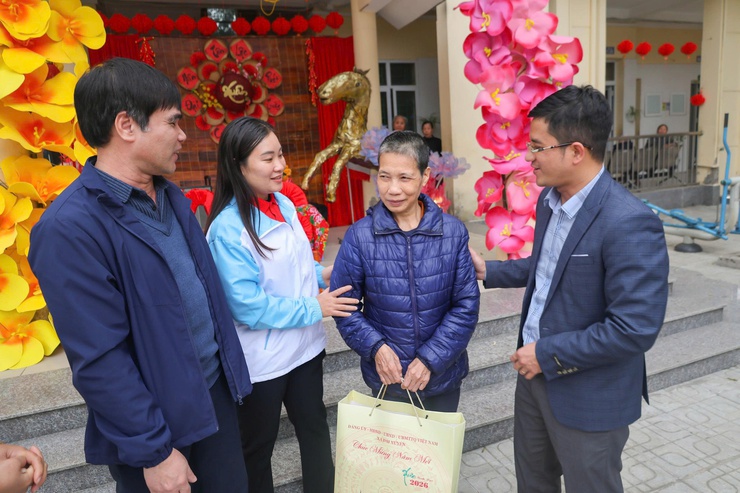 UBND xã Đại Xuyên tổ chức thăm, tặng quà các đối tượng chính sách, người yếu thế tại các Trung tâm chăm sóc đặc biệt- Ảnh 5.