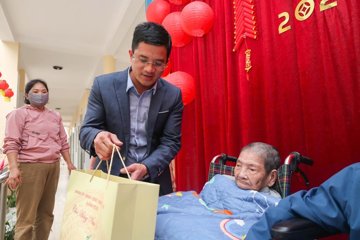 UBND xã Đại Xuyên tổ chức thăm, tặng quà các đối tượng chính sách, người yếu thế tại các Trung tâm chăm sóc đặc biệt- Ảnh 4.