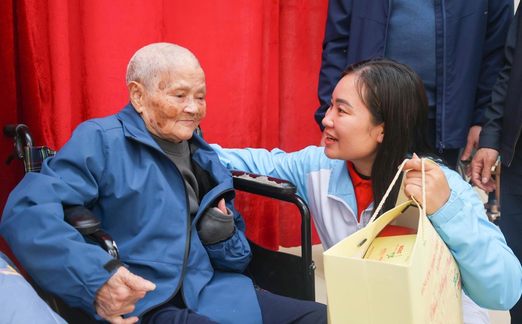 UBND xã Đại Xuyên tổ chức thăm, tặng quà các đối tượng chính sách, người yếu thế tại các Trung tâm chăm sóc đặc biệt- Ảnh 7.