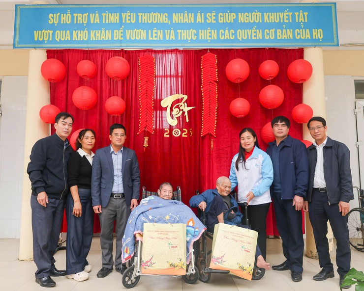 UBND xã Đại Xuyên tổ chức thăm, tặng quà các đối tượng chính sách, người yếu thế tại các Trung tâm chăm sóc đặc biệt- Ảnh 1.