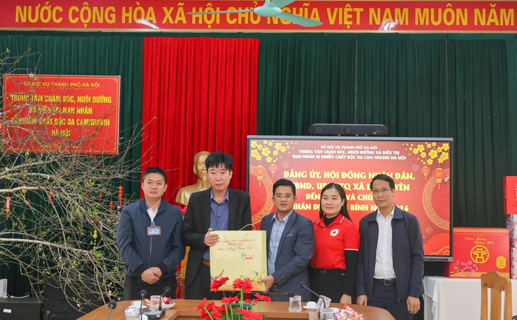 UBND xã Đại Xuyên tổ chức thăm, tặng quà các đối tượng chính sách, người yếu thế tại các Trung tâm chăm sóc đặc biệt- Ảnh 2.