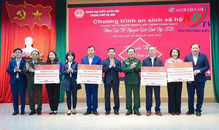 Đoàn đại biểu Quốc hội đơn vị bầu cử số 08 và Ngân hàng nông nghiệp phát triển nông thôn Agribank chi nhánh Hà Tây tặng quà Tết cho các hộ gia đình có hoàn cảnh khó Khăn- Ảnh 1.