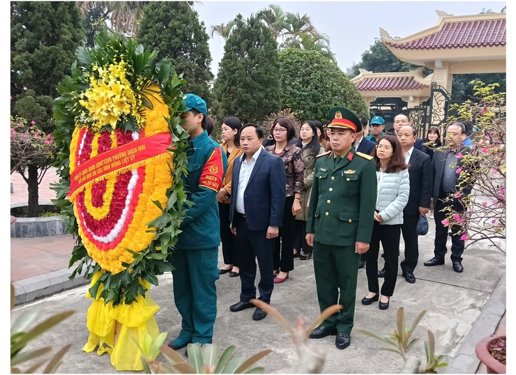 Phường Bạch Mai dâng hương tri ân các anh hùng liệt sĩ nhân dịp tết Nguyên đán Bính Ngọ 2026.- Ảnh 1.