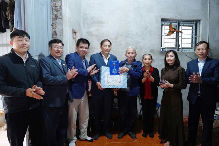 Đồng chí Bí Thư Đảng ủy xã thăm hỏi, tặng quà Tết gia đình chính sách, người có công với cách mạng.- Ảnh 1.