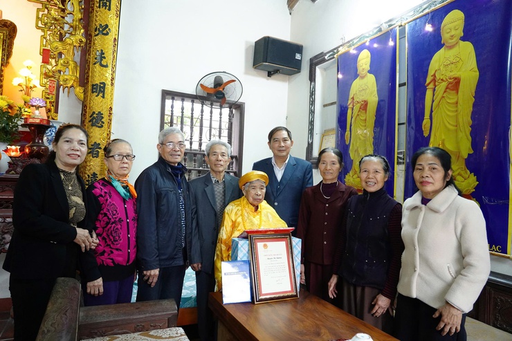 Đồng chí Bí Thư Đảng ủy xã thăm hỏi, tặng quà Tết gia đình chính sách, người có công với cách mạng.- Ảnh 2.