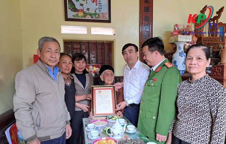 Xã Kiều Phú Thăm hỏi, tặng quà Tết gia đình người có công, thân nhân liệt sĩ, Người cao tuổi tròn 100 tuổi trên địa bàn- Ảnh 3.