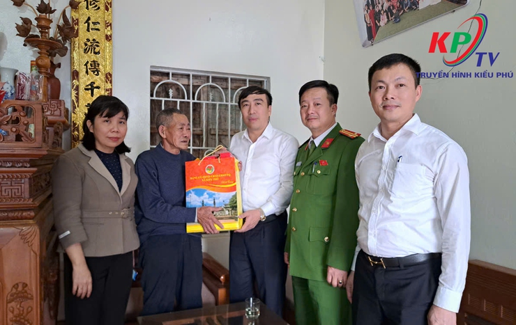 Xã Kiều Phú Thăm hỏi, tặng quà Tết gia đình người có công, thân nhân liệt sĩ, Người cao tuổi tròn 100 tuổi trên địa bàn- Ảnh 4.