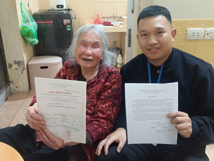Trao trả kết quả thủ tục hành chính tại nhà cho cụ bà 98 tuổi: Hoạt động nhân văn từ Chi nhánh số 5- Ảnh 1.