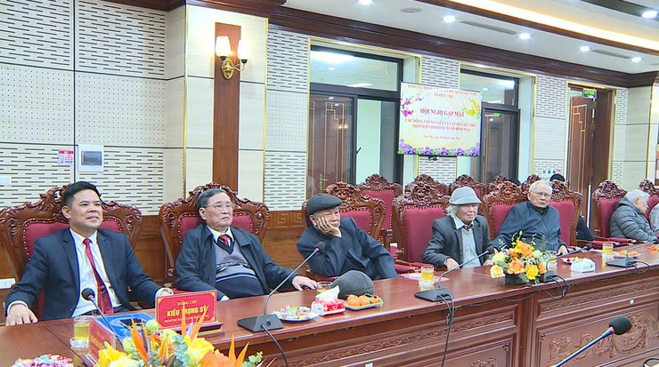 Đảng ủy xã Phúc Thọ gặp mặt nguyên cán bộ chủ chốt huyện qua các thời kỳ, tri ân đóng góp của các thế hệ đi trước- Ảnh 4.