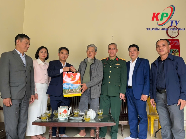 Xã Kiều Phú Thăm hỏi, tặng quà Tết gia đình người có công, thân nhân liệt sĩ, Người cao tuổi tròn 100 tuổi trên địa bàn- Ảnh 17.
