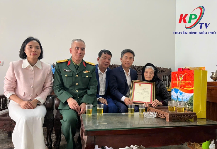 Xã Kiều Phú Thăm hỏi, tặng quà Tết gia đình người có công, thân nhân liệt sĩ, Người cao tuổi tròn 100 tuổi trên địa bàn- Ảnh 15.