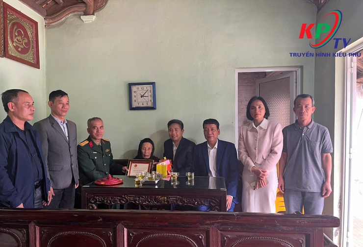 Xã Kiều Phú Thăm hỏi, tặng quà Tết gia đình người có công, thân nhân liệt sĩ, Người cao tuổi tròn 100 tuổi trên địa bàn- Ảnh 14.