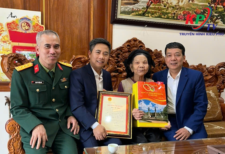 Xã Kiều Phú Thăm hỏi, tặng quà Tết gia đình người có công, thân nhân liệt sĩ, Người cao tuổi tròn 100 tuổi trên địa bàn- Ảnh 16.