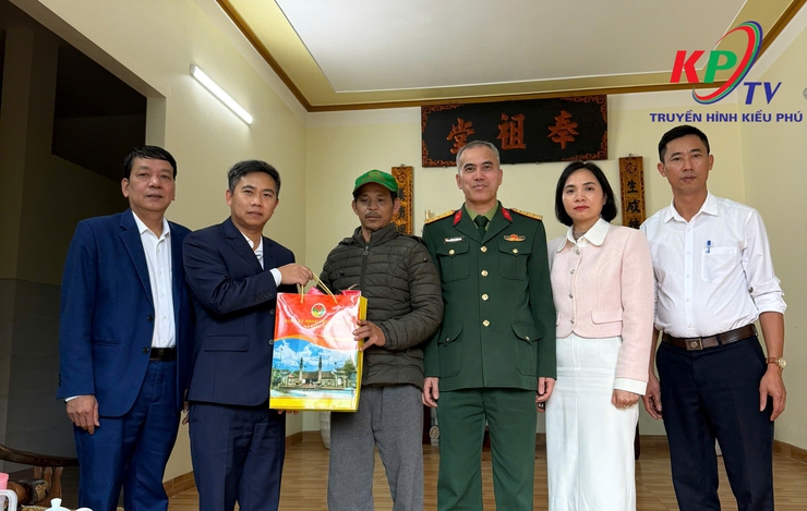 Xã Kiều Phú Thăm hỏi, tặng quà Tết gia đình người có công, thân nhân liệt sĩ, Người cao tuổi tròn 100 tuổi trên địa bàn- Ảnh 13.