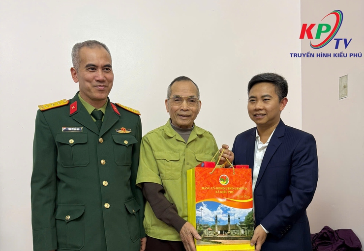 Xã Kiều Phú Thăm hỏi, tặng quà Tết gia đình người có công, thân nhân liệt sĩ, Người cao tuổi tròn 100 tuổi trên địa bàn- Ảnh 12.