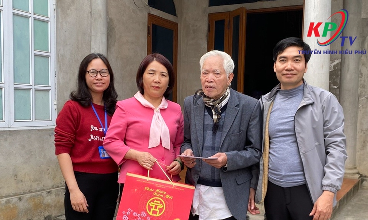 Xã Kiều Phú Thăm hỏi, tặng quà Tết gia đình người có công, thân nhân liệt sĩ, Người cao tuổi tròn 100 tuổi trên địa bàn- Ảnh 21.