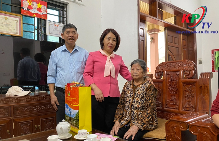 Xã Kiều Phú Thăm hỏi, tặng quà Tết gia đình người có công, thân nhân liệt sĩ, Người cao tuổi tròn 100 tuổi trên địa bàn- Ảnh 20.