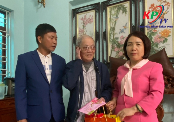 Xã Kiều Phú Thăm hỏi, tặng quà Tết gia đình người có công, thân nhân liệt sĩ, Người cao tuổi tròn 100 tuổi trên địa bàn- Ảnh 19.