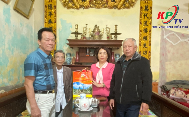 Xã Kiều Phú Thăm hỏi, tặng quà Tết gia đình người có công, thân nhân liệt sĩ, Người cao tuổi tròn 100 tuổi trên địa bàn- Ảnh 18.