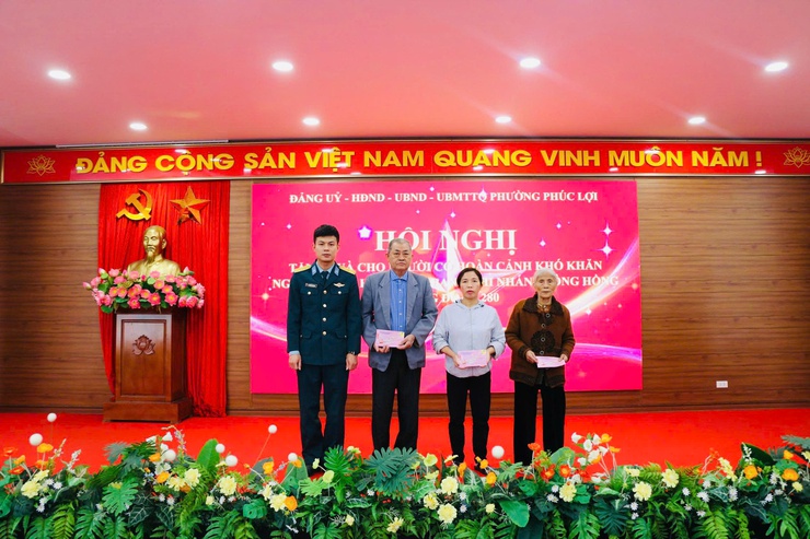 Phường Phúc Lợi phối hợp với ngân hàng Agribank Chi nhánh Sông Hồng và Trung đoàn 280 tổ chức tặng quà cá nhân, hộ gia đình có hoàn cảnh đặc biệt khó khăn nhân dịp Tết Nguyên đán Bính Ngọ năm 2026- Ảnh 3.