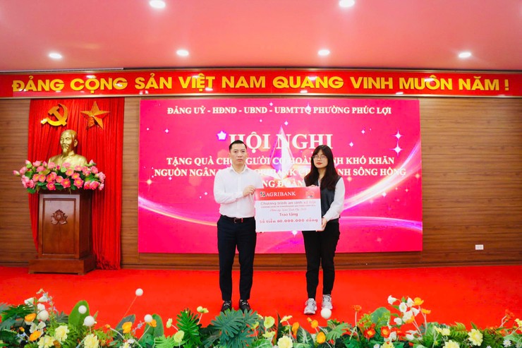 Phường Phúc Lợi phối hợp với ngân hàng Agribank Chi nhánh Sông Hồng và Trung đoàn 280 tổ chức tặng quà cá nhân, hộ gia đình có hoàn cảnh đặc biệt khó khăn nhân dịp Tết Nguyên đán Bính Ngọ năm 2026- Ảnh 1.