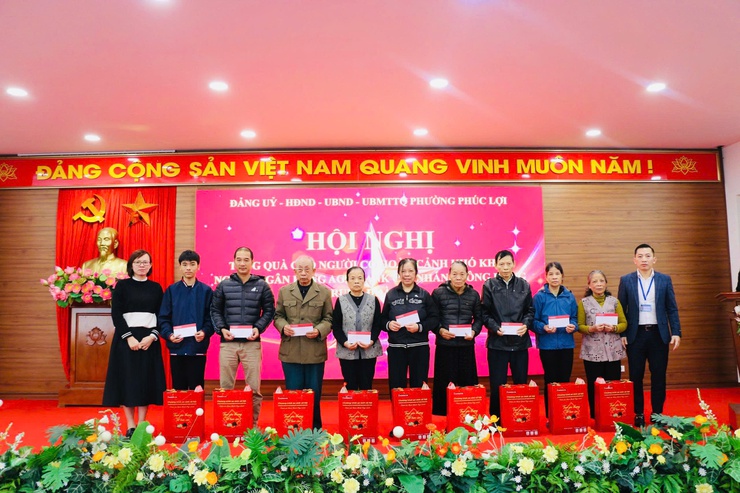 Phường Phúc Lợi phối hợp với ngân hàng Agribank Chi nhánh Sông Hồng và Trung đoàn 280 tổ chức tặng quà cá nhân, hộ gia đình có hoàn cảnh đặc biệt khó khăn nhân dịp Tết Nguyên đán Bính Ngọ năm 2026- Ảnh 2.