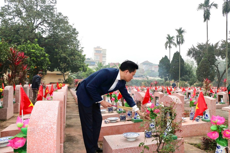 Phường Phúc Lợi tổ chức dâng hương tại Đài tưởng niệm Liệt sĩ phường và viếng nghĩa trang Liệt sĩ Yên Viên dịp tết Nguyên đán Bính Ngọ 2026- Ảnh 3.