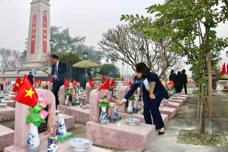 Phường Phúc Lợi tổ chức dâng hương tại Đài tưởng niệm Liệt sĩ phường và viếng nghĩa trang Liệt sĩ Yên Viên dịp tết Nguyên đán Bính Ngọ 2026- Ảnh 4.