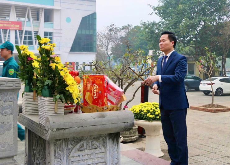 Phường Phúc Lợi tổ chức dâng hương tại Đài tưởng niệm Liệt sĩ phường và viếng nghĩa trang Liệt sĩ Yên Viên dịp tết Nguyên đán Bính Ngọ 2026- Ảnh 2.